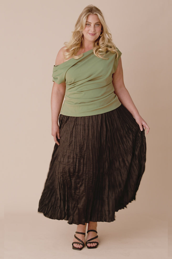 Roslyn Top Olive, Romina Skirt Black product video from Carolina