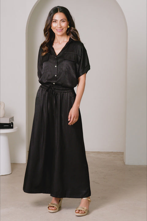 Vittoria Short Sleeve Collared V Neck Shirt Black product video by Carolina