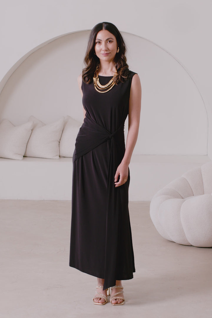 Angelica Sleeveless Midi Dress Black product video by Carolina