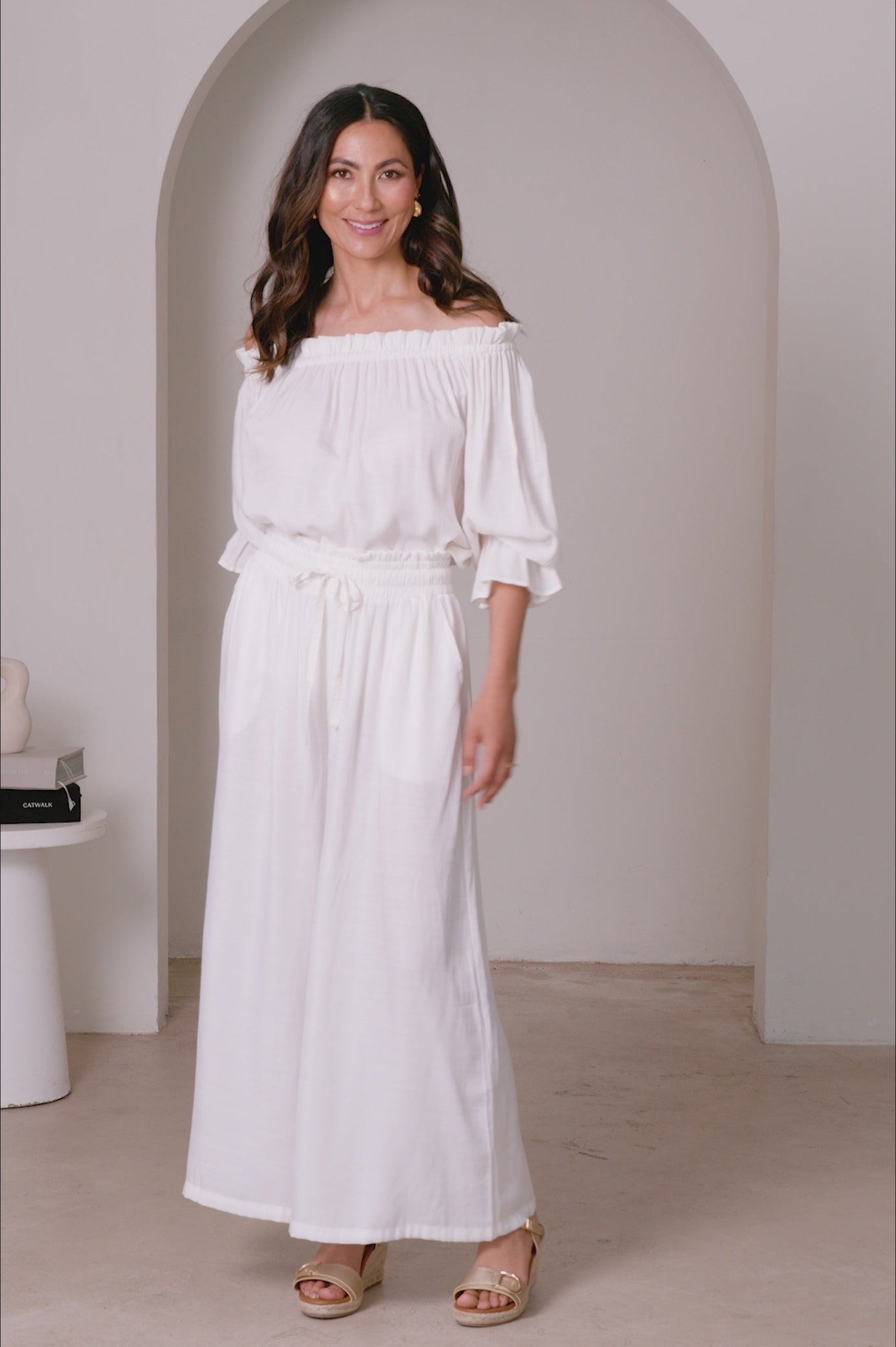 Vittoria Set Ivory product video by Carolina